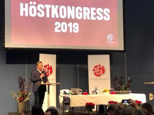 Mattias Jonsson står på en scen, framför texten Höstkongress 2019.