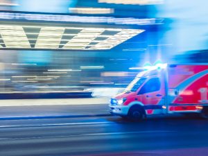 Ambulans som i snabb fart anländer till sjukhus