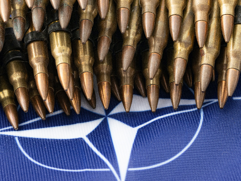 Ammunition staplad på en Nato-flagga